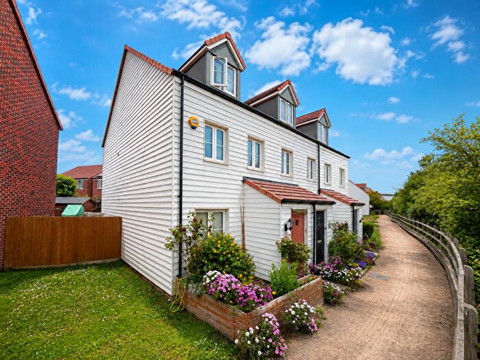 3 Bedroom End Of Terrace House For Sale In Ellingham View, Dartford, DA1