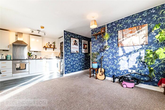 2 Bedroom Apartment For Sale In Queensway, Halifax, West Yorkshire, HX1