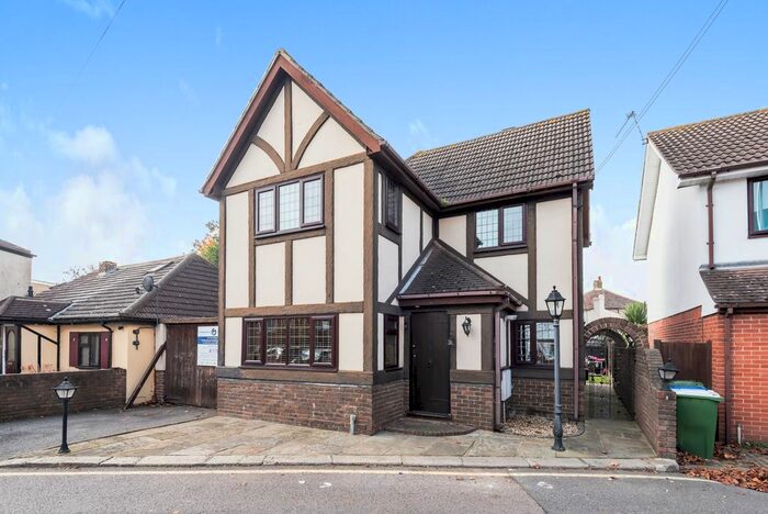 3 Bedroom Detached House For Sale In East Street, Bexleyheath, Kent, DA7