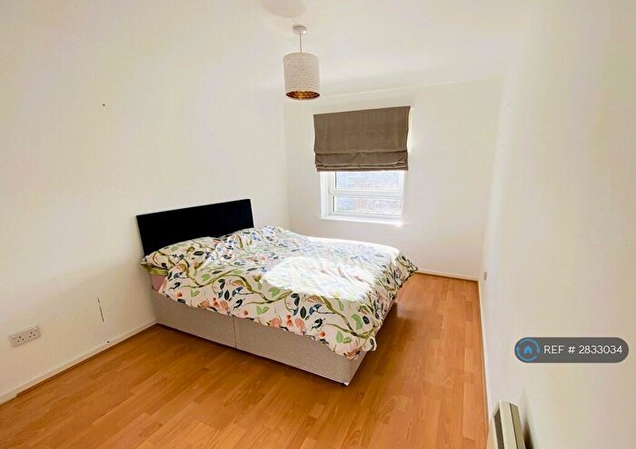 2 Bedroom Flat To Rent In Taylor Place, Glasgow, G4