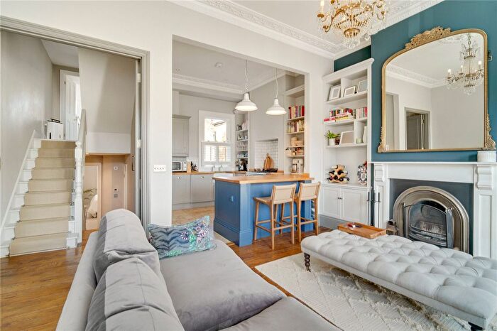 3 Bedroom Flat For Sale In Forthbridge Road, SW11