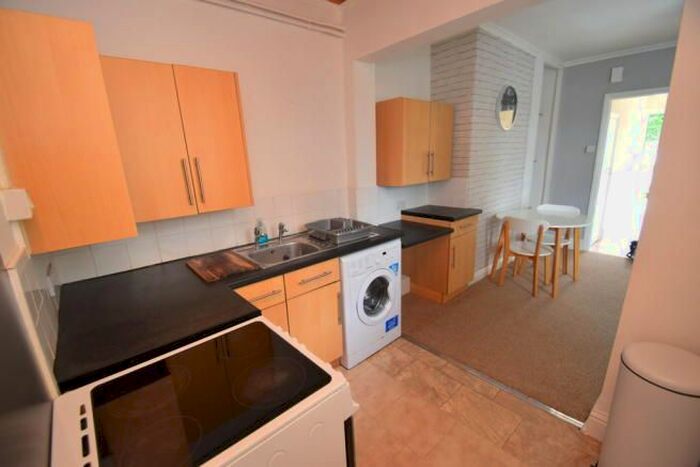 2 Bedroom Flat To Rent In Meadowbank Road, Falmouth, TR11