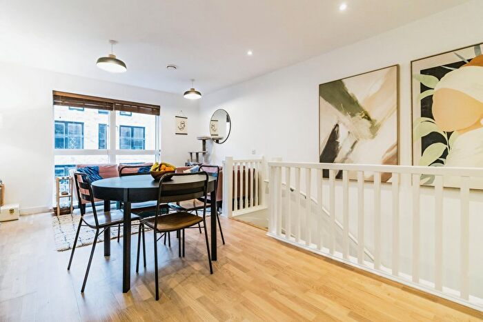 2 Bedroom Flat For Sale In Lockgate Mews, Manchester, M4