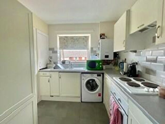 2 Bedroom Flat To Rent In Redhill Court, BH10
