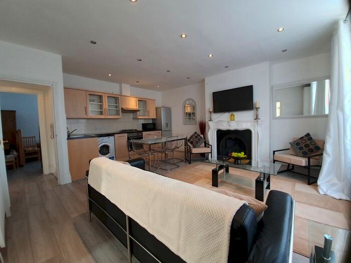 2 Bedroom Flat To Rent In (Hd Video) York Grove, Peckham, London, SE15