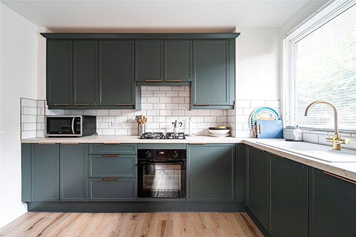 3 Bedroom Flat For Sale In Ewen Crescent, London, SW2