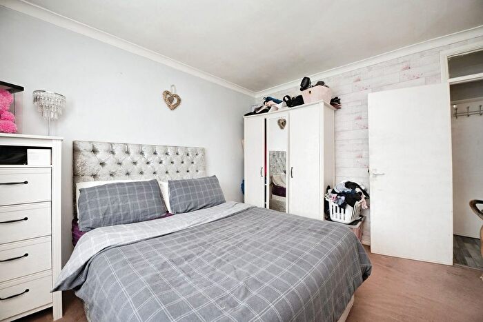 2 Bedroom Flat For Sale In Rose Lane, Romford, RM6
