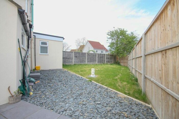 1 Bedroom Flat To Rent In Hawthorn Road, Sittingbourne, ME10