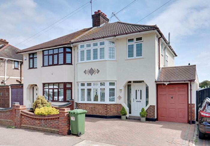 3 Bedroom Semi-Detached House For Sale In Maclennan Avenue, Rainham, RM13