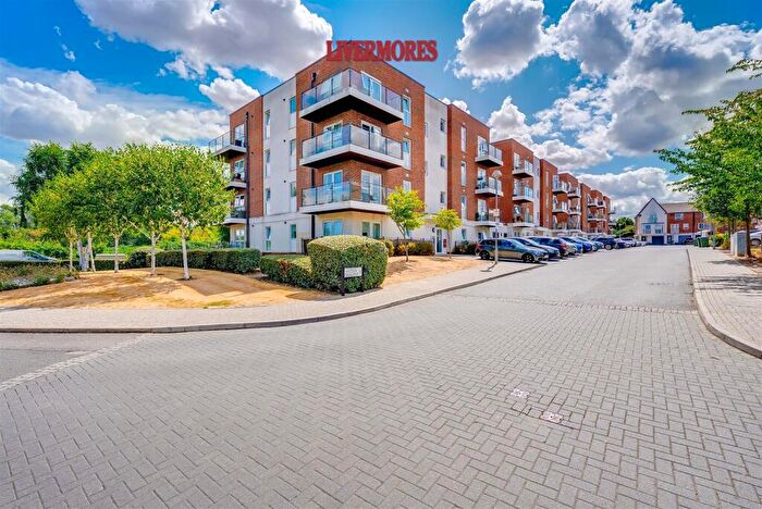 2 Bedroom Flat For Sale In Alcock Crescent, Crayford, Dartford, DA1