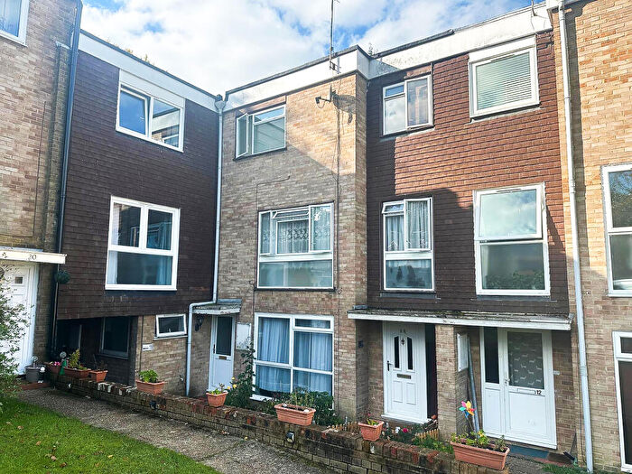 2 Bedroom Flat For Sale In Hyde Heath Court, Crawley, West Sussex, RH10