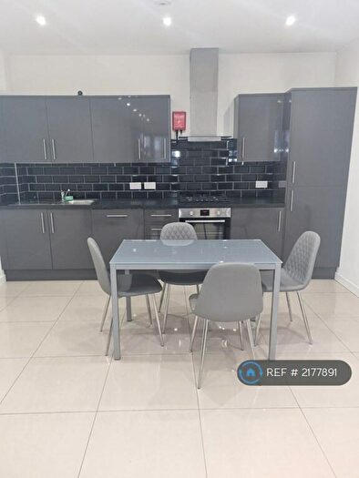 4 Bedroom Flat To Rent In Susannah Street, London, E14