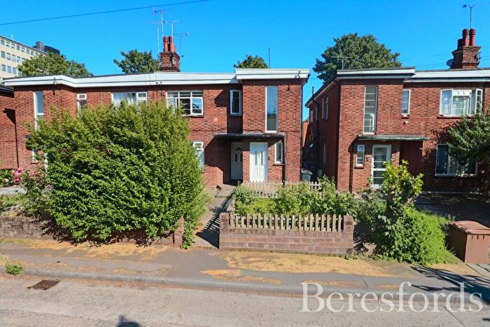 3 Bedroom Maisonette For Sale In Shrublands Close, Chelmsford, CM2