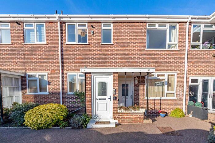 2 Bedroom Flat For Sale In Imperial Avenue, Westcliff-On-Sea, SS0