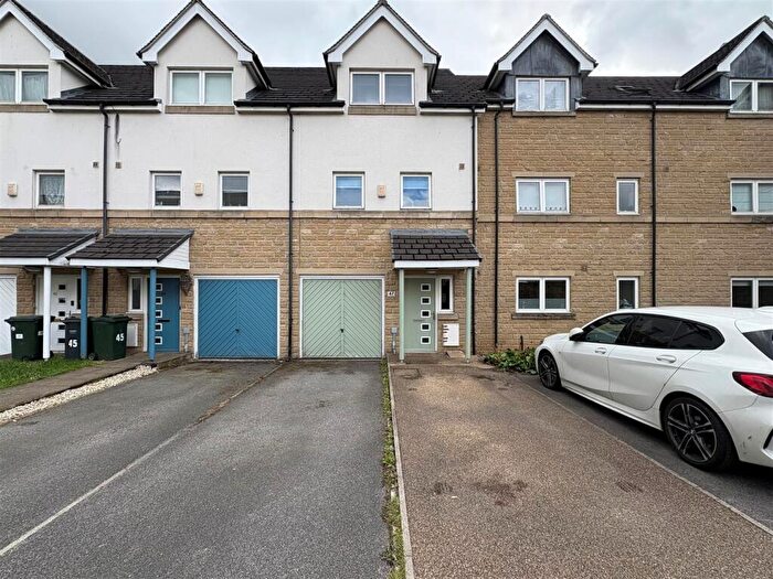 3 Bedroom Town House For Sale In Sovereign Court, Eccleshill, Bradford, BD2