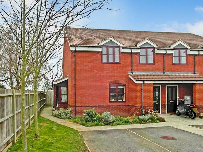 2 Bedroom Maisonette For Sale In Griffin Field, Stewkley, LU7