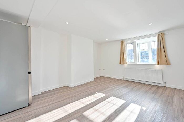 2 Bedroom Flat To Rent In The Triangle, Kingston, Kingston Upon Thames, KT1