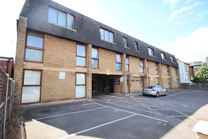 1 Bedroom Flat To Rent In Western Road, Romford, RM1