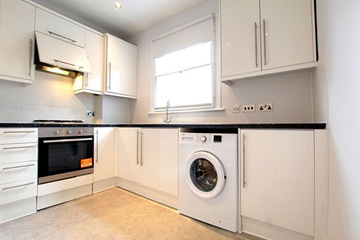 1 Bedroom Flat To Rent In Curwen Road, (), Shepherds Bush, W12