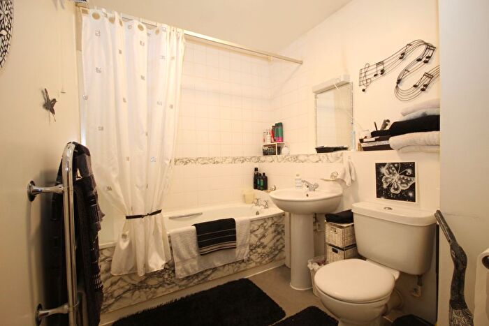 1 Bedroom Flat For Sale In Poppy Court, Headstone Drive, Harrow, Middlesex, HA3