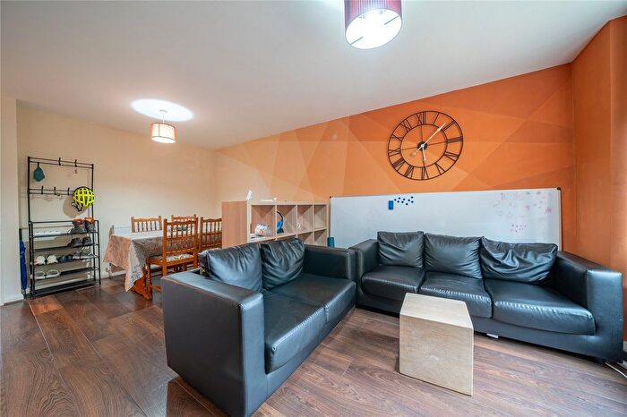 2 Bedroom Flat For Sale In Grosvenor Park Gardens, Leeds, West Yorkshire, LS6