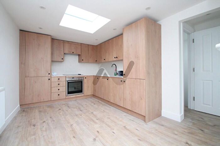 3 Bedroom Flat To Rent In Caedmon Road, London, N7