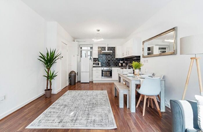 3 Bedroom Flat To Rent In Leather Lane, Hatton Gardens, Chancery Lane, Holborn, Farringdon, EC1N