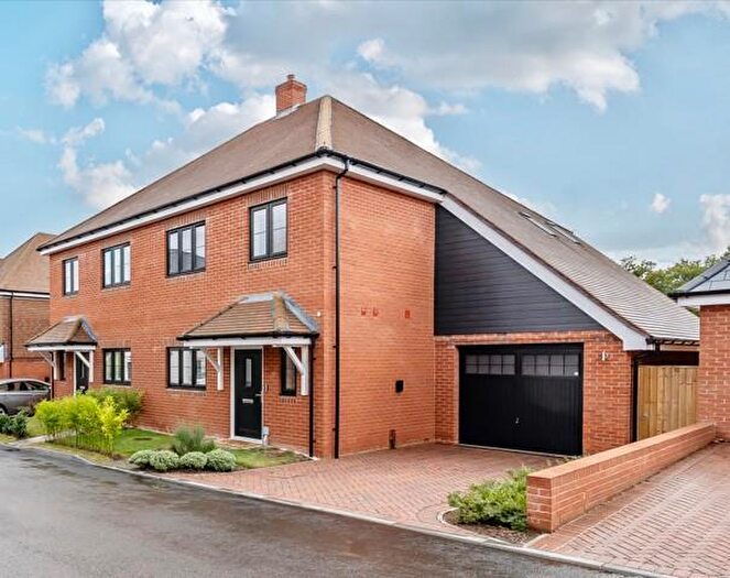 3 Bedroom Semi-Detached House For Sale In Ashford Hill, Thatcham, RG19