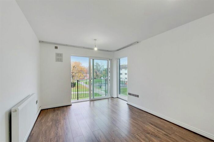 2 Bedroom Flat To Rent In Blackburn Way, Hounslow, TW4