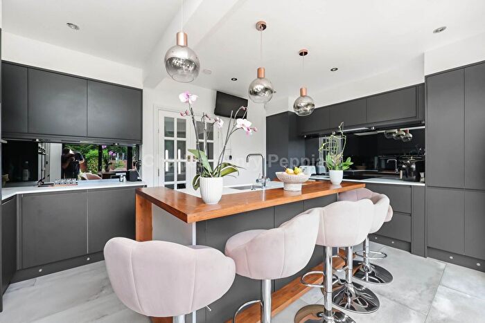 4 Bedroom Detached House For Sale In Chase Road, Southgate, N14