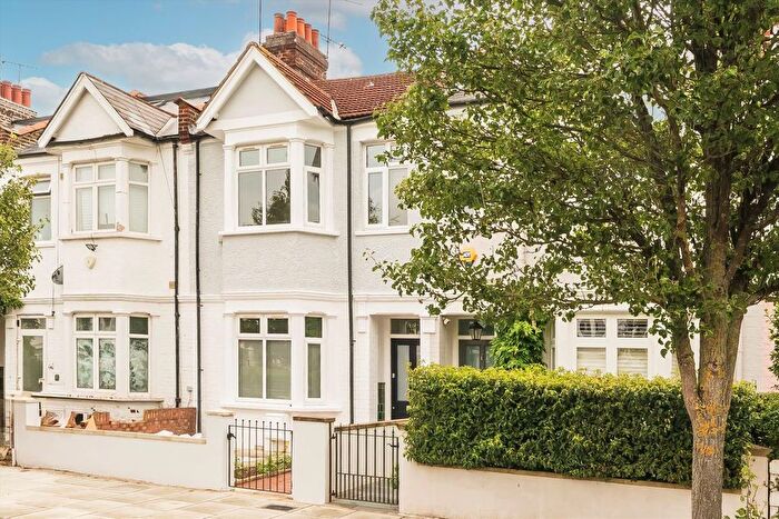 3 Bedroom Terraced House To Rent In Sedgeford Road, Shepherds Bush, W12