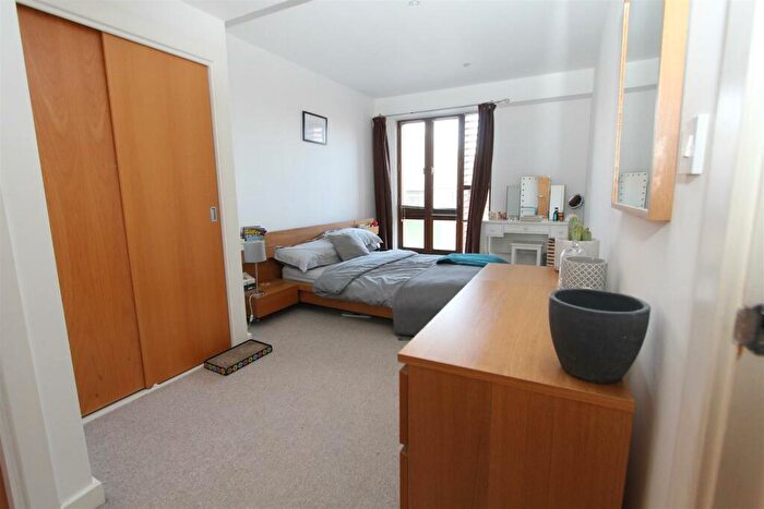 2 Bedroom Flat To Rent In Dock Street, Leeds, LS10