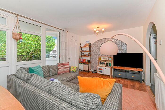 3 Bedroom Maisonette For Sale In Gough Walk, Poplar, E14