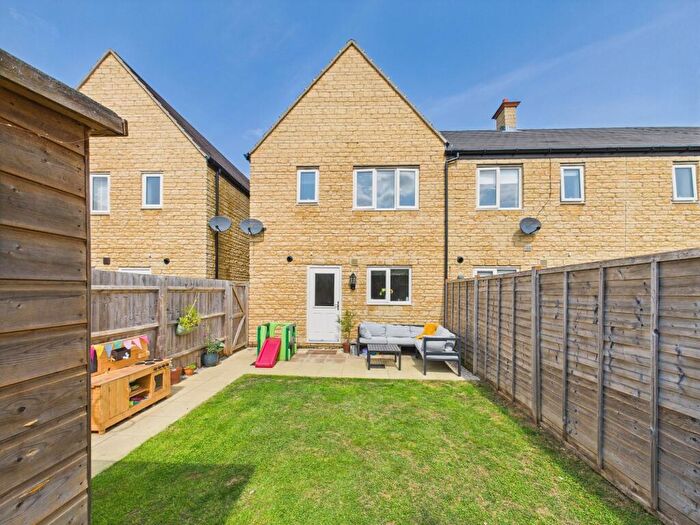 3 Bedroom End Of Terrace House For Sale In Padley Close, Chipping Norton, OX7