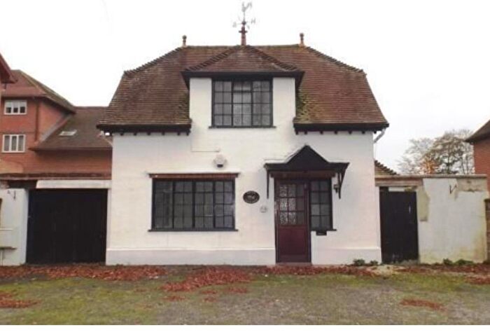 3 Bedroom Detached House To Rent In Parkside Road, Reading, RG30