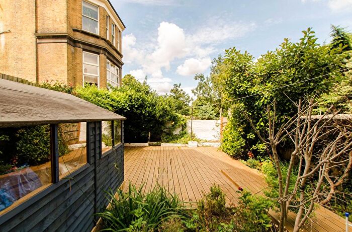 3 Bedroom Flat To Rent In Atwater Close, Brixton, London, SW2