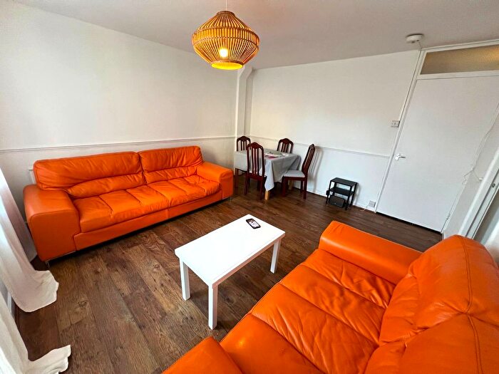 5 Bedroom Semi-Detached House To Rent In Caldecott Way, London, E5