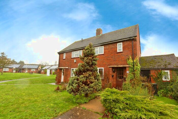 2 Bedroom Semi-Detached House For Sale In Racefield Close, Shorne, Kent, DA12