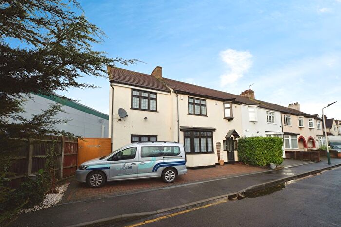 5 Bedroom End Of Terrace House For Sale In Burnham Road, Romford, RM7