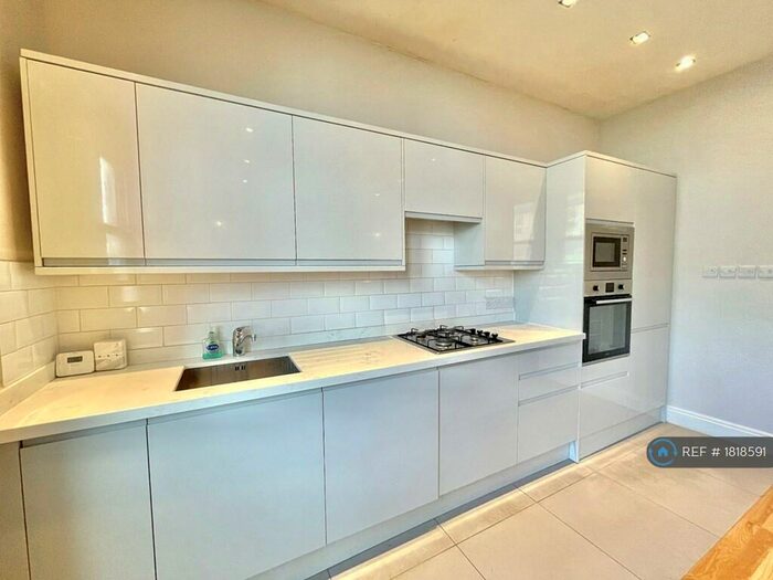 1 Bedroom Flat To Rent In Balham High Road, London, SW12