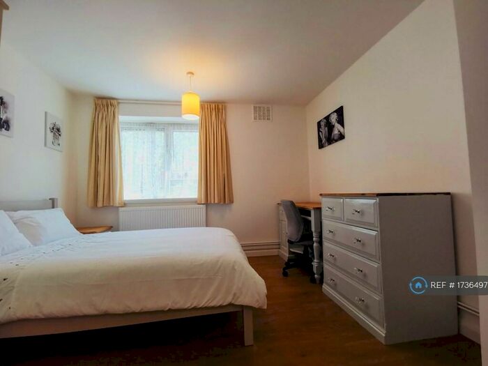 3 Bedroom Flat To Rent In South Street, Southsea, PO5