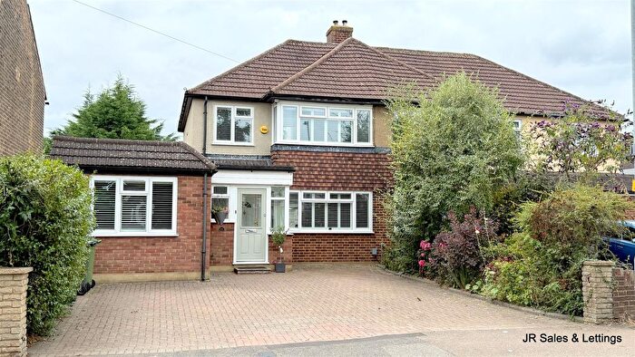 3 Bedroom Semi-Detached House For Sale In Newgatestreet Road, Goffs Oak, EN7