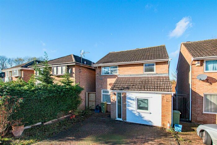 4 Bedroom Detached House To Rent In Favell Drive, Furzton, Milton Keynes, MK4