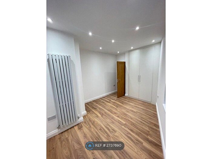3 Bedroom Flat To Rent In North Gardens, London, SW19