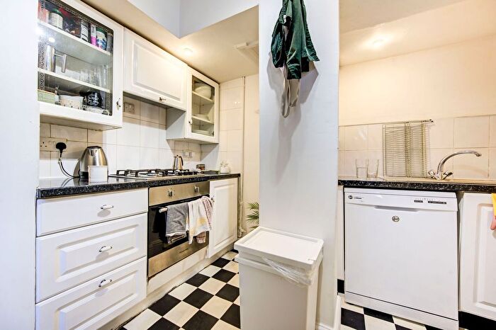 1 Bedroom Flat To Rent In Challoner Street, Barons Court, London, W14
