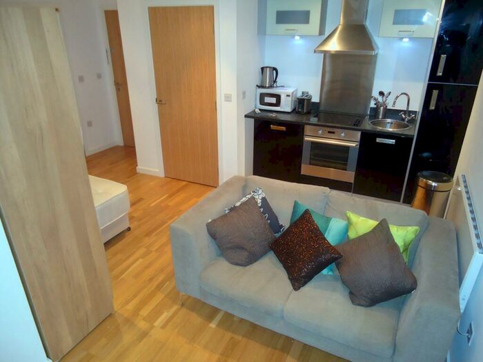 Flat To Rent In Gateway East, Marsh Lane, Leeds, Uk, LS9