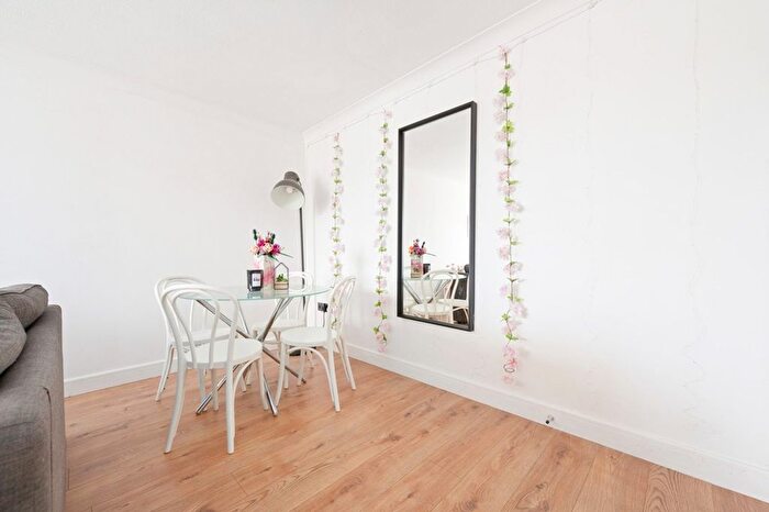 2 Bedroom Flat For Sale In Edmund Place, Dunfermline, KY12