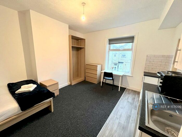 Studio To Rent In Rastrick, Brighouse, HD6