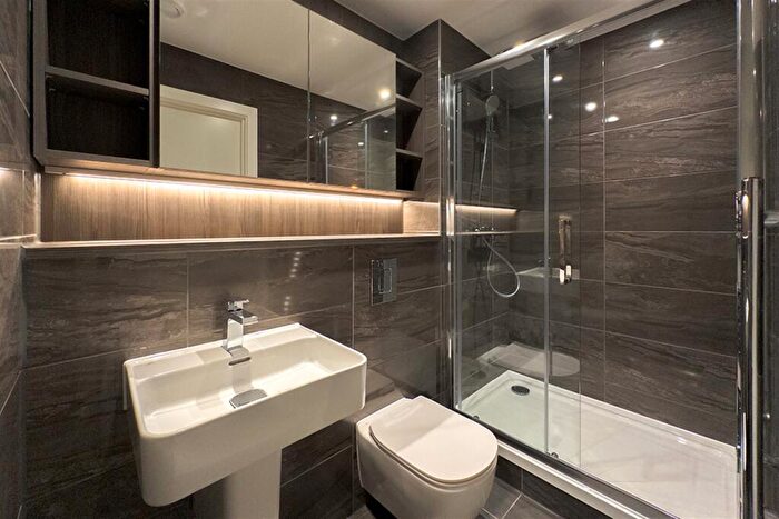 2 Bedroom Apartment To Rent In The Blade, M15