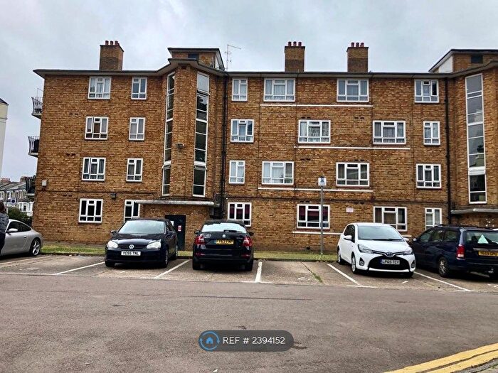 2 Bedroom Flat To Rent In Kelmscott Gardens, London, W12